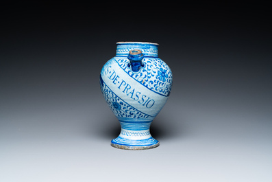 A blue and white Antwerp maiolica 'alla porcelana' syrup jar, 2nd half 16th C.