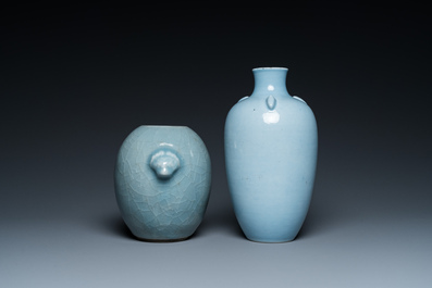 Deux vases en porcelaine de Chine en bleu monochrome, un &agrave; marque de Yongzheng, 19/20&egrave;me