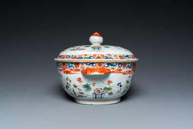 A Chinese rose-verte 'Xi Xiang Ji' tureen and cover on stand, Yongzheng