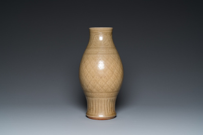 Een Chinese Longquan celadon vaas met onderglazuur decor, Yuan of later