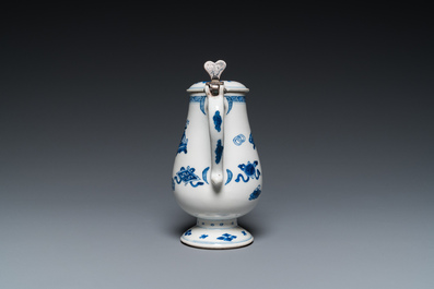 Een Chinese blauw-witte mosterdpot met decor van antiquiteiten, Kangxi