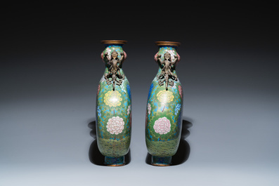 Paire de vases de type 'bianhu' en &eacute;maux cloisonn&eacute;s, Chine, Jiaqing