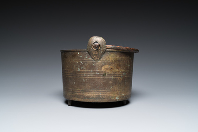 Een driepotige bronzen kookpot met hengsel, wellicht Frankrijk, 17e eeuw