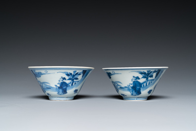 A pair of Chinese blue and white bowls, 18/19th C.