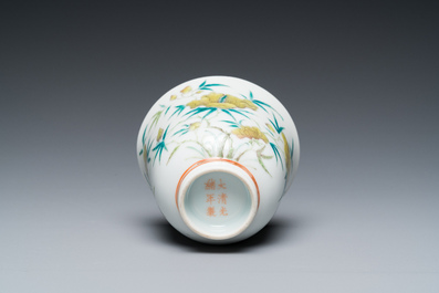 Een Chinese wijnkop met floraal decor, Guangxu merk en periode