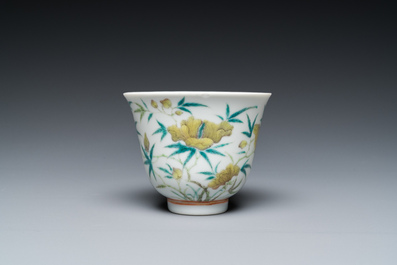 Tasse &agrave; vin en porcelaine de Chine &agrave; d&eacute;cor floral, marque et &eacute;poque de Guangxu