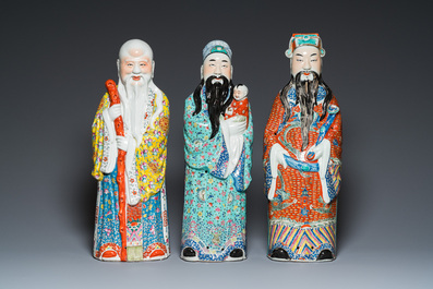 Trois figures de Dieux d'Etoiles en porcelaine de Chine famille rose, marque de Mao Ji Sheng Zao 茂記生造, 19/20&egrave;me