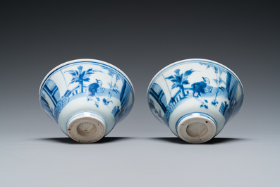 A pair of Chinese blue and white bowls, 18/19th C.