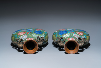 Een paar Chinese cloisonn&eacute; 'bianhu' vazen met feniksen, Jiaqing