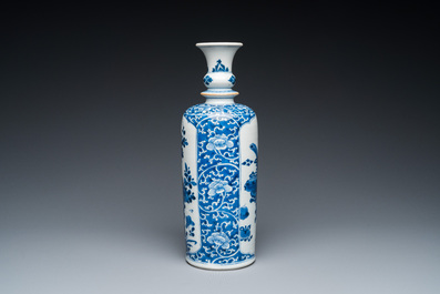 Een Chinese blauw-witte rouleau vaas met decor van antiquiteiten, Kangxi