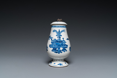 Een Chinese blauw-witte mosterdpot met decor van antiquiteiten, Kangxi