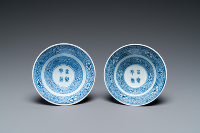 A pair of Chinese blue and white bowls, 18/19th C.