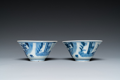 A pair of Chinese blue and white bowls, 18/19th C.