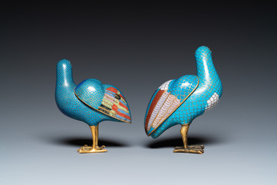 Twee Chinese cloisonn&eacute; dekseldoosjes in de vorm van kwartels, Qing