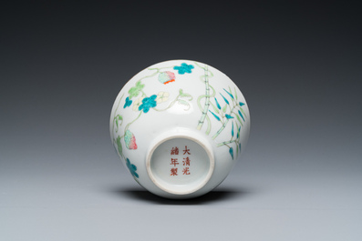 Bol en porcelaine de Chine famille rose &agrave; d&eacute;cor de poires de baumier, marque et &eacute;poque de Guangxu