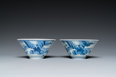 A pair of Chinese blue and white bowls, 18/19th C.