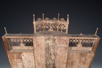 Grand retable en tryptique en bois polychrom&eacute; et dor&eacute; figurant Saint-Jean-Baptiste, la Vierge et Saint-Roch, Espagne, 1&egrave;re moiti&eacute; du 16&egrave;me