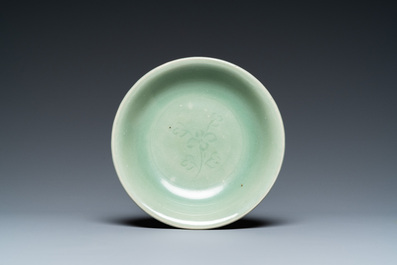 Un bol en forme de lotus et un plat en porcelaine de Chine c&eacute;ladon de Longquan, Song ou post&eacute;rieur