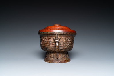 Een Chinese bronzen archa&iuml;sche wierookbrander met later houten deksel, Ming