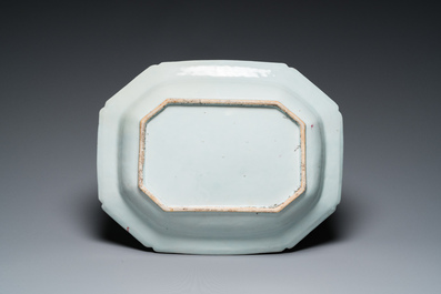 Plat de forme octagonale en porcelaine de Chine famille rose &agrave; sujet mandarin et une paire de vases en porcelaine de Canton, Qianlong et 19&egrave;me