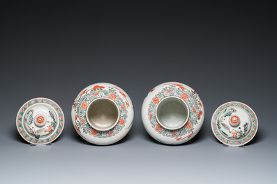 Deux paires de vases en porcelaine de Chine famille verte et en gr&egrave;s de Nankin, 19&egrave;me