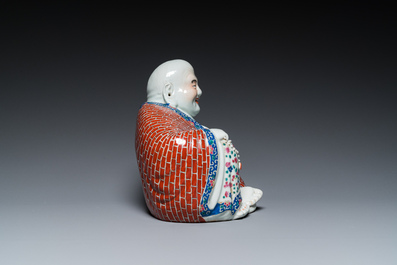 Bouddha en porcelaine de Chine famille rose, marque en creux, 19/20&egrave;me