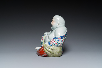 Bouddha en porcelaine de Chine famille rose, marque en creux, 19/20&egrave;me