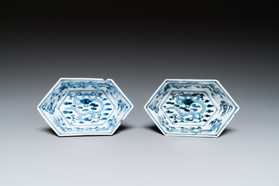 A pair of Japanese hexagonal 'dragon' bowls for the Chinese market, Xuande mark, Edo, 17th C.