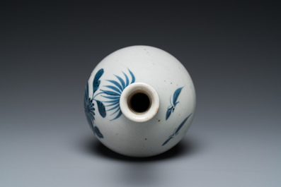 Three Japanese porcelain dishes and a vase, Edo, 17/19th C.