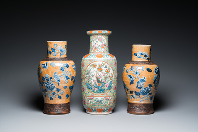 Un vase de forme rouleau en porcelaine de Chine famille rose de Canton et une paire de vases dite 'de Nankin', 19&egrave;me