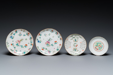 Twee Chinese famille rose theepotten en vier bordjes, 19e eeuw