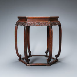 Een Chinese zeshoekige houten tafel, Qing