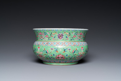 Crachoir en porcelaine de Chine famille rose &agrave; fond vert de citron, marque de Tongzhi mais probablement post&eacute;rieur
