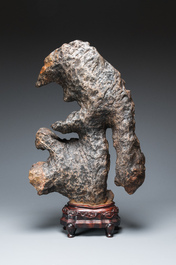 Importante pierre de lettr&eacute; ou 'gongshi' sur socle en bois sculpt&eacute;, Chine, probablement Qing