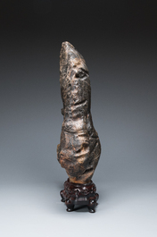 Importante pierre de lettr&eacute; ou 'gongshi' sur socle en bois sculpt&eacute;, Chine, probablement Qing