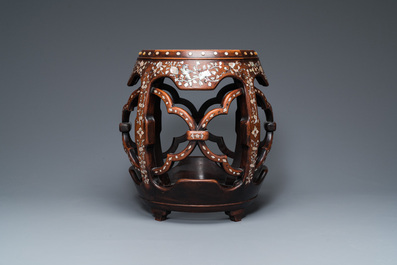 Socle ou tabouret en bois huali incrust&eacute; de nacre, Chine, Qing