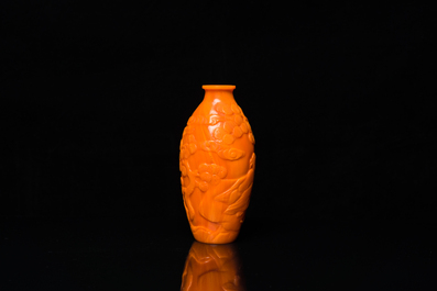 Vase en verre de P&eacute;kin en orange &agrave; d&eacute;cor de lettr&eacute;s, Chine, Yongzheng/Qianlong