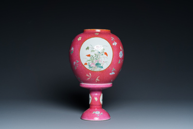 Lanterne en porcelaine de Chine famille rose &agrave; fond rouge de rubis sgraffito, R&eacute;publique