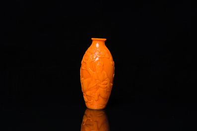 Vase en verre de P&eacute;kin en orange &agrave; d&eacute;cor de lettr&eacute;s, Chine, Yongzheng/Qianlong