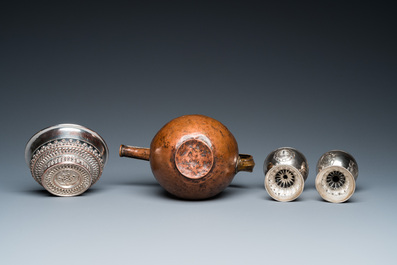 Twee zilveren kelken, een verzilverde kom en een koperen 'sengmaohu' kan, Tibet, 17/19e eeuw