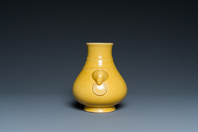 Een Chinese monochrome gele 'hu' vaas op houten sokkel, Qianlong merk, 19/20e eeuw