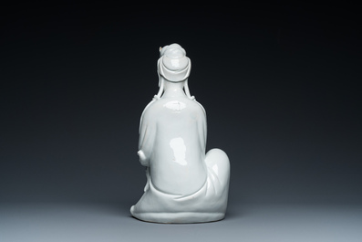 Een Chinese Dehua blanc de Chine figuur van Guanyin met ruyi, Boji Yuren 博及漁人 merk, 19/20e eeuw