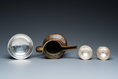 Deux bols sur parois en argent, un bol en cuivre argent&eacute; et une verseuse 'sengmaohu' en cuivre, Tibet, 17/19&egrave;me