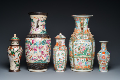 Huit vases en porcelaine de Chine famille rose de Canton, deux 'de Nankin' et deux bols, 19/20&egrave;me