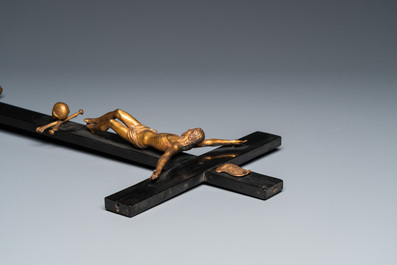 Een gezwarte houten crucifix-reliekhouder met vergulde bronzen corpus, Duitsland of Itali&euml;, 17/18e eeuw