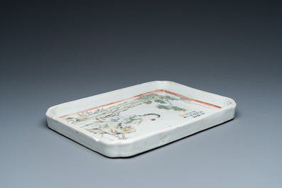 Plateau de forme rectangulaire en porcelaine de Chine qianjiang cai, sign&eacute; Yu Zi Ming 俞子明, dat&eacute; 1903