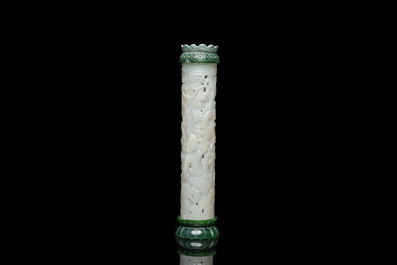Een Chinese geurfles in witte jade met spinaziegroene jade top en basis, Qing
