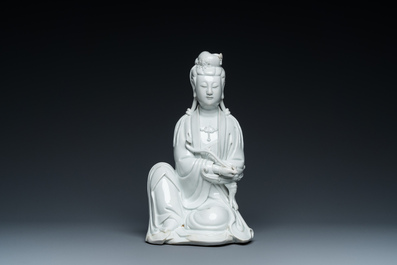 Een Chinese Dehua blanc de Chine figuur van Guanyin met ruyi, Boji Yuren 博及漁人 merk, 19/20e eeuw