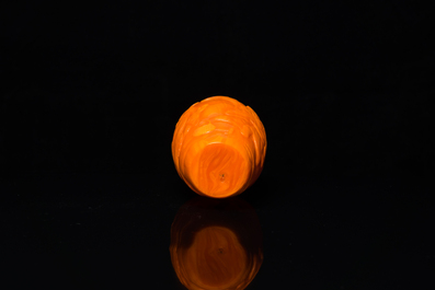 Vase en verre de P&eacute;kin en orange &agrave; d&eacute;cor de lettr&eacute;s, Chine, Yongzheng/Qianlong