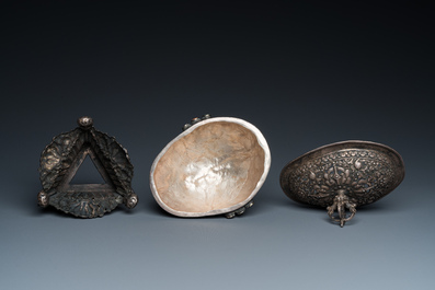 Een Tibetaanse rituele met zilver, turkoois en koraal gemonteerde 'kapala' of schedel-kom, 19e eeuw